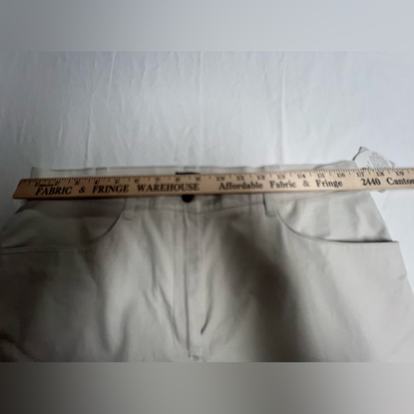 HAGGAR WOMEN’s CAPRI’S SIZE 14.  CREAM COLOR. WRINKLE FREE STRETCH. - Picture 6 of 8